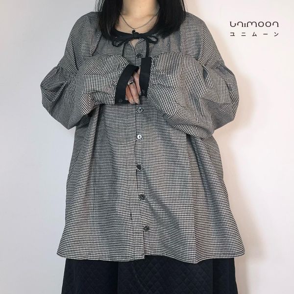 𝟮𝟲𝟭𝟭𝟵 千鳥格磨毛綁帶排扣落肩上衣 