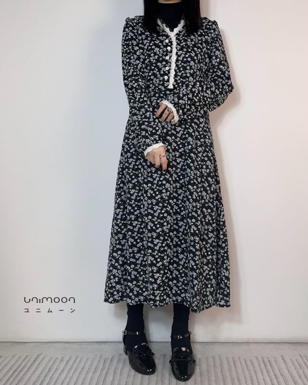 𝟮𝟲𝟮𝟮𝟯 春暖花開蕾絲滾邊Ｖ領碎花綁帶洋裝 