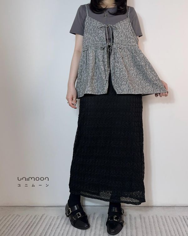 𝟮𝟲𝟯𝟭𝟵 雪花紛飛灰色系木耳邊雙綁帶背心 