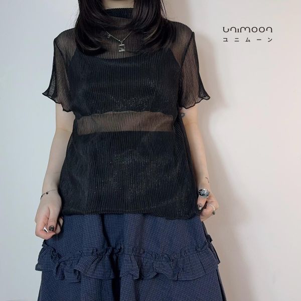 𝟮𝟲𝟰𝟬𝟰 空氣感直條捲邊透膚上衣 