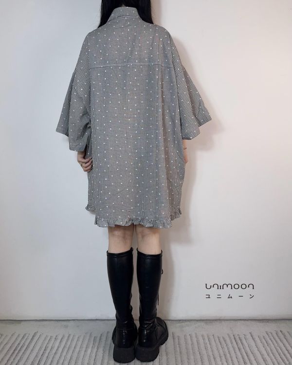 𝟮𝟲𝟰𝟮𝟭 小白花刺繡花扣荷葉滾邊格紋落肩襯衫 