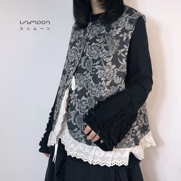 𝟮𝟲𝟭𝟬𝟳 夜花未眠刺繡蕾絲滾邊內綁帶設計背心 