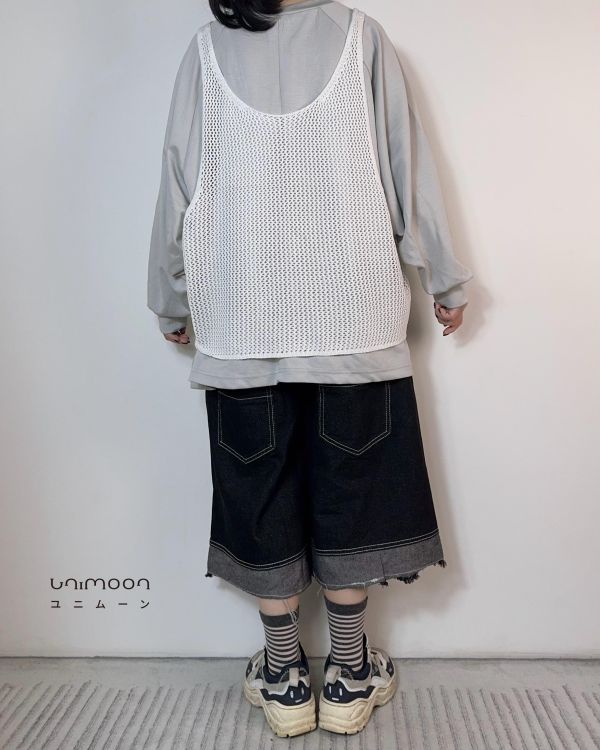 𝟮𝟲𝟰𝟭𝟬 雲朵小花刺繡鏤空U領背心 