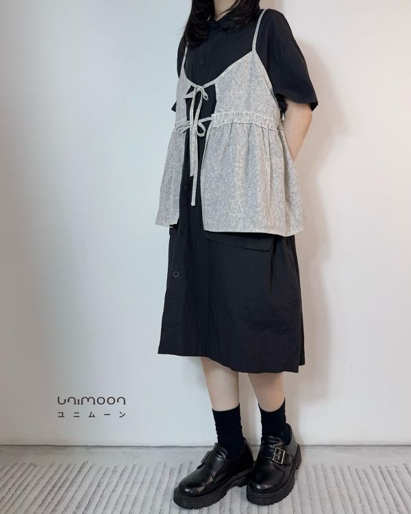 𝟮𝟲𝟯𝟭𝟵 雪花紛飛灰色系木耳邊雙綁帶背心 