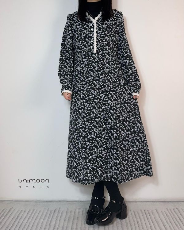 𝟮𝟲𝟮𝟮𝟯 春暖花開蕾絲滾邊Ｖ領碎花綁帶洋裝 