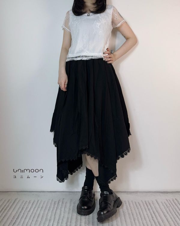 𝟮𝟲𝟯𝟮𝟱 夜晚碎片設計款不規則蕾絲花邊裙 