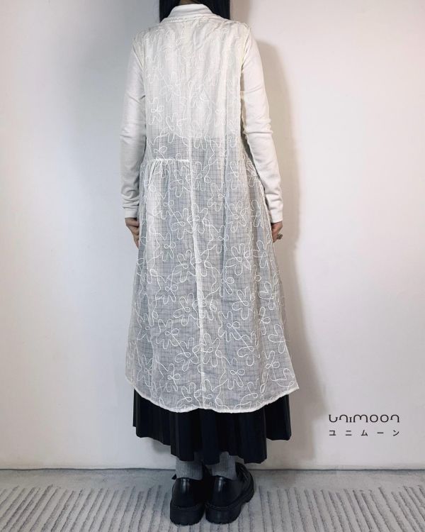 𝟮𝟲𝟭𝟭𝟳 白描花影不對稱設計款背心洋裝 