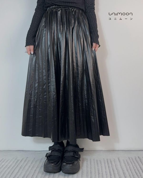 ɴᴏᴠ 𝟮𝟱-𝟮𝟳 pu皮金屬光澤傘擺百褶長裙 