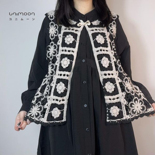 𝟮𝟲𝟯𝟬𝟮 舊書店小花窗編織感背心 