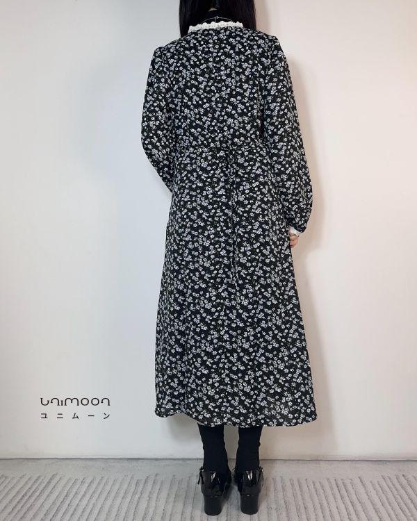 𝟮𝟲𝟮𝟮𝟯 春暖花開蕾絲滾邊Ｖ領碎花綁帶洋裝 