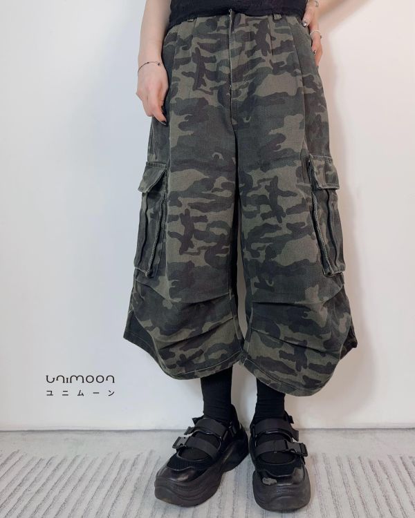 𝟮𝟲𝟰𝟬𝟭 城市裡的迷彩林翻蓋口袋褶皺工裝七分褲 