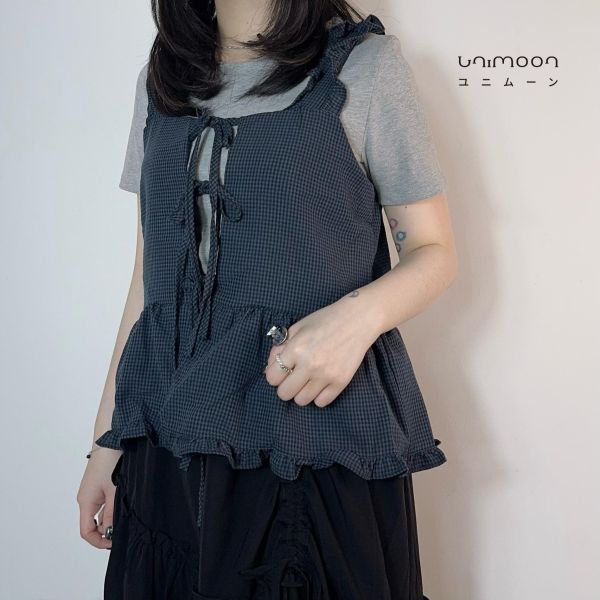 𝟮𝟲𝟰𝟬𝟲  細緻小藍格木耳花邊多綁帶背心 