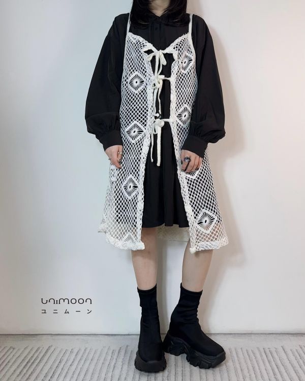 𝟮𝟲𝟯𝟮𝟮 窗花織片多綁帶外罩長版背心 