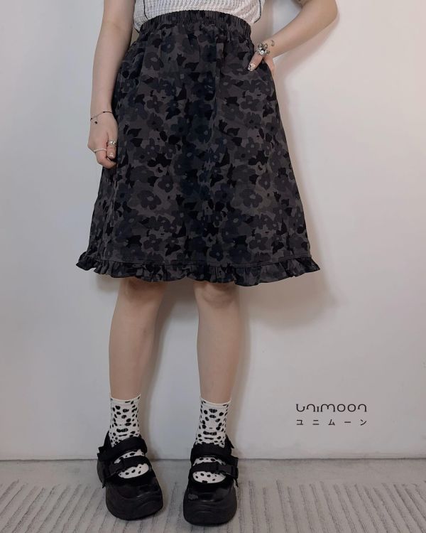 𝟮𝟲𝟰𝟭𝟴 底片花花世界小荷葉邊迷彩五分裙 