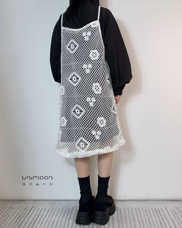 𝟮𝟲𝟯𝟮𝟮 窗花織片多綁帶外罩長版背心 