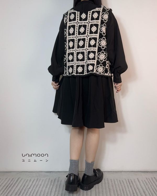 𝟮𝟲𝟯𝟬𝟮 舊書店小花窗編織感背心 