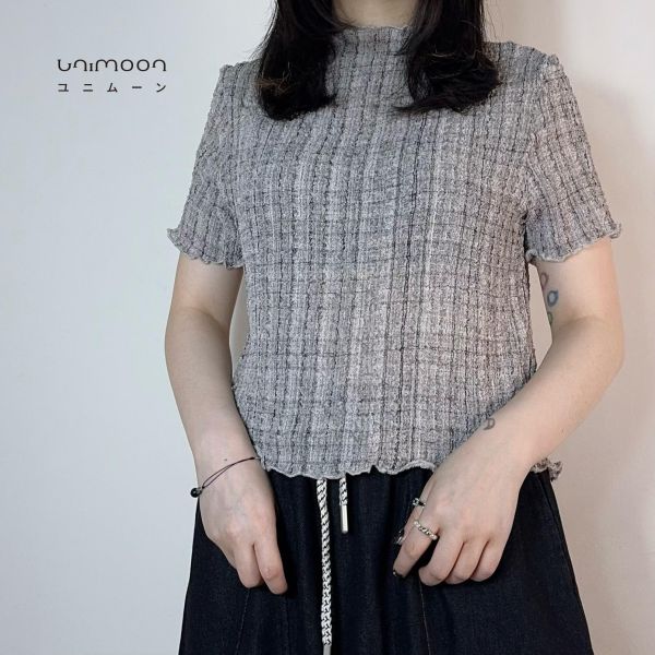 𝟮𝟲𝟰𝟭𝟭 混灰格皺皺肌理布捲邊短版上衣 