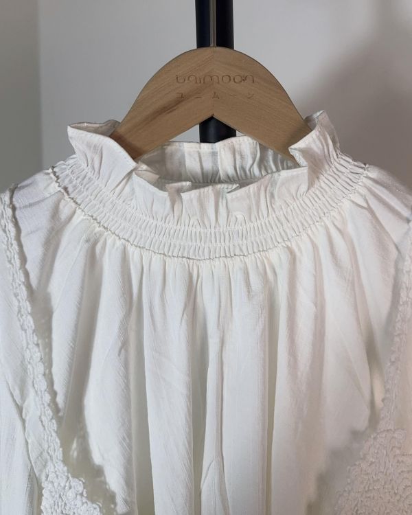 𝟮𝟲𝟯𝟬𝟯 白樺小鎮假兩件荷葉袖口立領上衣 