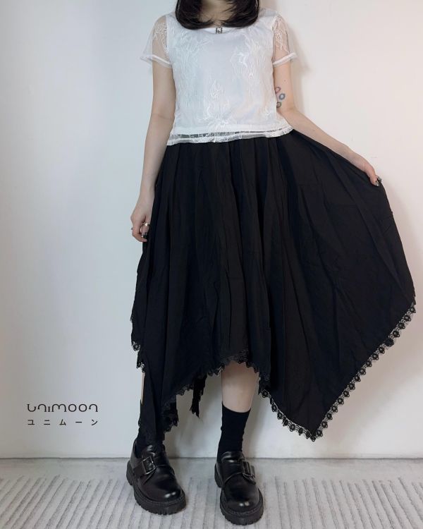 𝟮𝟲𝟯𝟮𝟱 夜晚碎片設計款不規則蕾絲花邊裙 