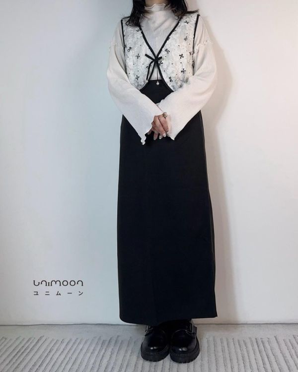 ɴᴏᴠ 𝟮𝟱-𝟭𝟳 黑夜與白花兩件套套裝 