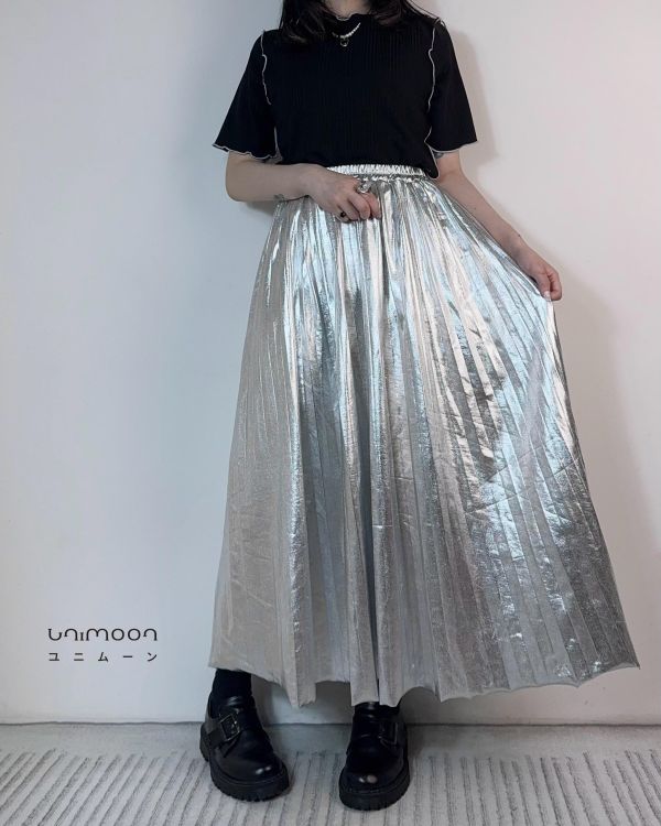 ɴᴏᴠ 𝟮𝟱-𝟮𝟳 pu皮金屬光澤傘擺百褶長裙 