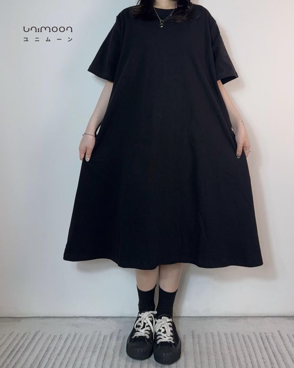 𝟮𝟲𝟰𝟬𝟯 無聲小日常純黑長版Tee洋裝 