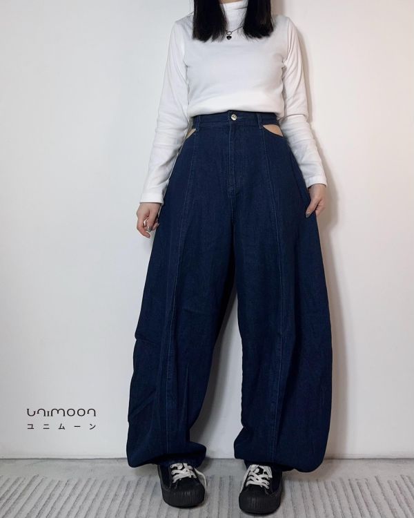 𝟮𝟲𝟮𝟬𝟴 側邊鏤空設計款一粒釦彎刀牛仔褲 