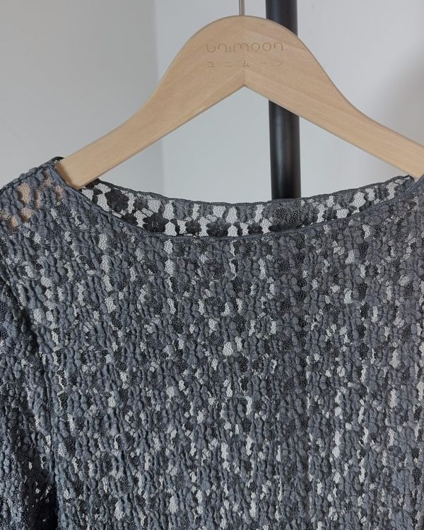 𝟮𝟲𝟯𝟬𝟲  畫廊風刺繡花花透膚卷邊上衣 