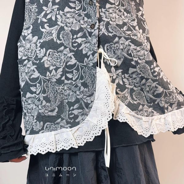 𝟮𝟲𝟭𝟬𝟳 夜花未眠刺繡蕾絲滾邊內綁帶設計背心 