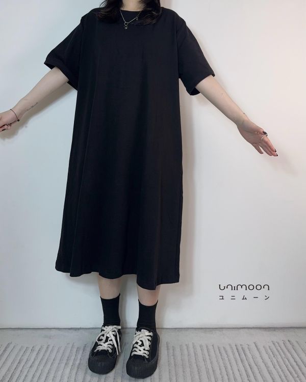 𝟮𝟲𝟰𝟬𝟯 無聲小日常純黑長版Tee洋裝 
