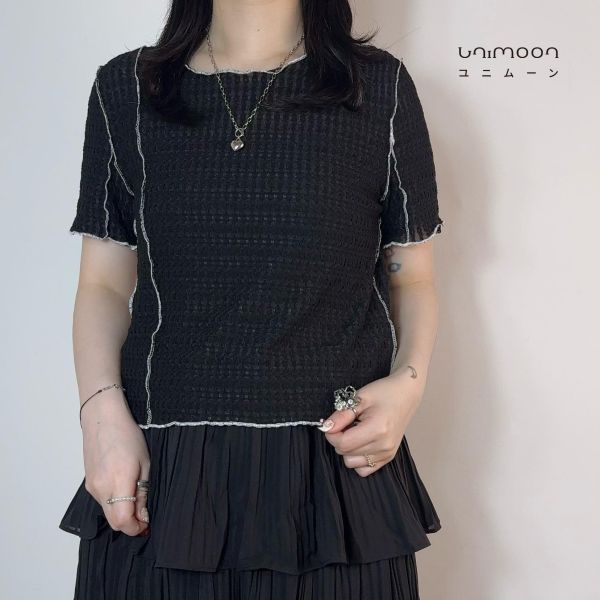 𝟮𝟲𝟰𝟭𝟳 小方格肌理布外車線造型捲邊上衣 