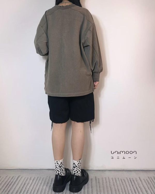 ᴅᴇᴄ 𝟮𝟱-𝟮𝟭 復古風前短後長長袖落肩上衣 