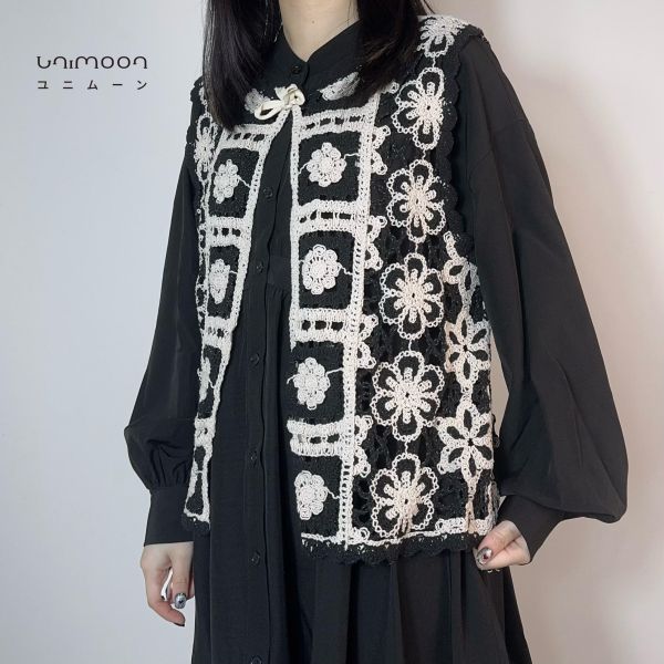 𝟮𝟲𝟯𝟬𝟮 舊書店小花窗編織感背心 