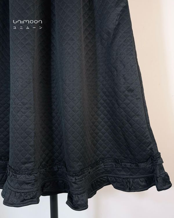 𝟮𝟲𝟭𝟮𝟬 菱形壓棉小花邊傘擺長裙 