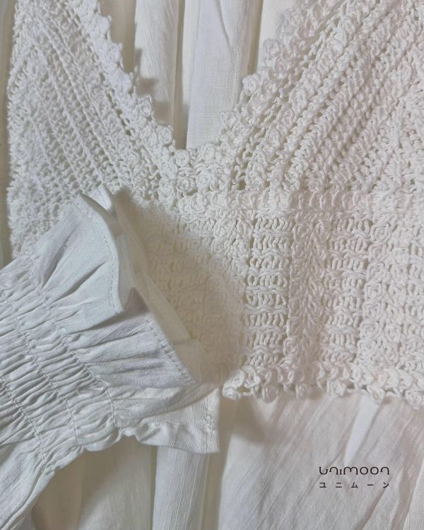 𝟮𝟲𝟯𝟬𝟯 白樺小鎮假兩件荷葉袖口立領上衣 