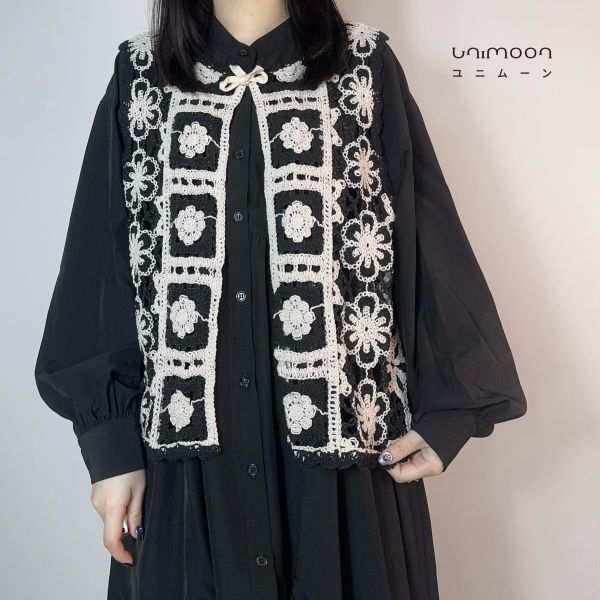 𝟮𝟲𝟯𝟬𝟮 舊書店小花窗編織感背心 