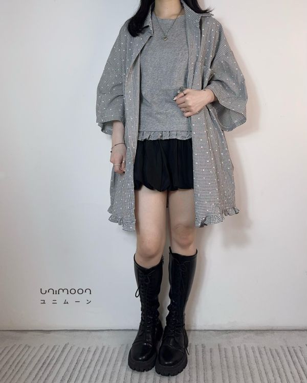 𝟮𝟲𝟰𝟮𝟭 小白花刺繡花扣荷葉滾邊格紋落肩襯衫 