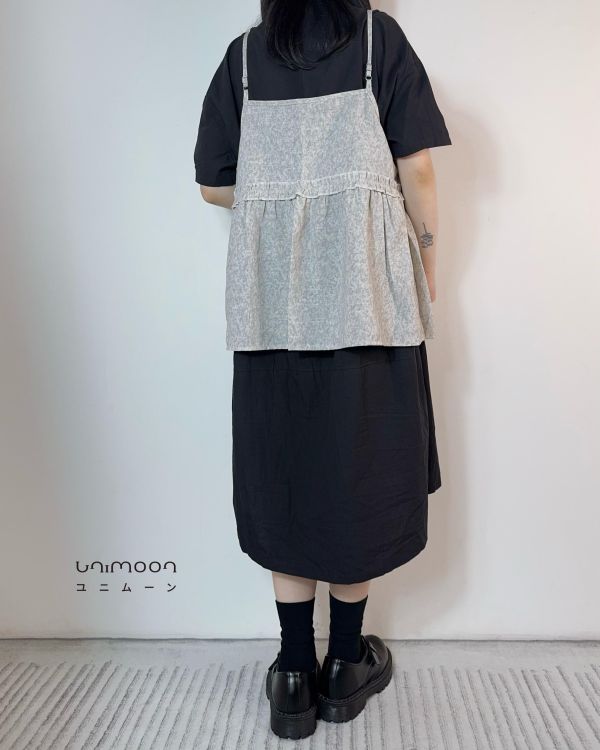 𝟮𝟲𝟯𝟭𝟵 雪花紛飛灰色系木耳邊雙綁帶背心 