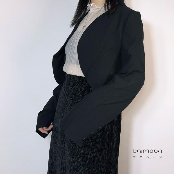 𝟮𝟲𝟭𝟭𝟯 簡約外罩式無扣短版西裝外套 