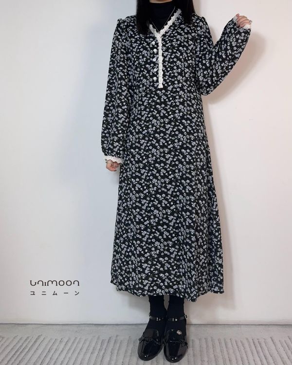 𝟮𝟲𝟮𝟮𝟯 春暖花開蕾絲滾邊Ｖ領碎花綁帶洋裝 