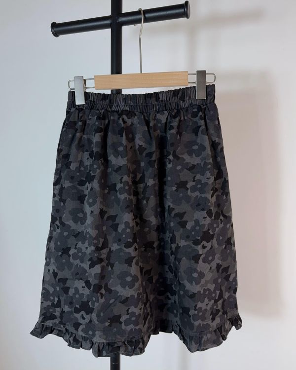 𝟮𝟲𝟰𝟭𝟴 底片花花世界小荷葉邊迷彩五分裙 