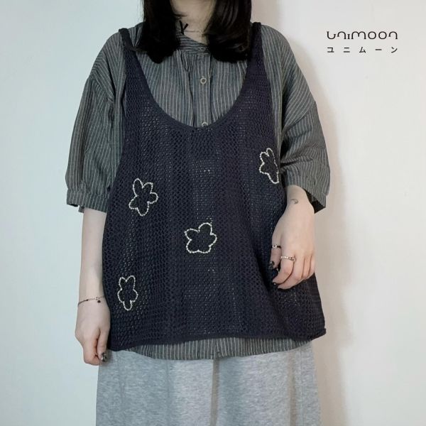 𝟮𝟲𝟰𝟭𝟬 雲朵小花刺繡鏤空U領背心 