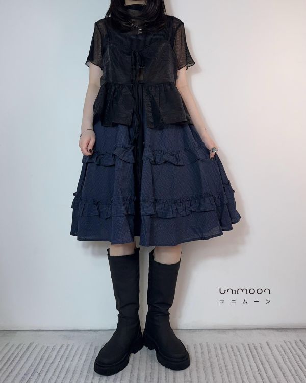 𝟮𝟲𝟰𝟬𝟰 空氣感直條捲邊透膚上衣 