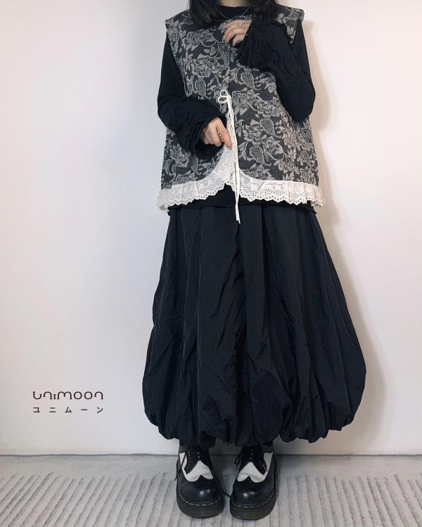 𝟮𝟲𝟭𝟬𝟳 夜花未眠刺繡蕾絲滾邊內綁帶設計背心 