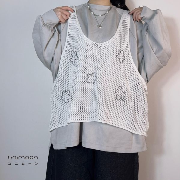 𝟮𝟲𝟰𝟭𝟬 雲朵小花刺繡鏤空U領背心 