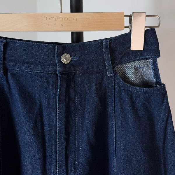 𝟮𝟲𝟮𝟬𝟴 側邊鏤空設計款一粒釦彎刀牛仔褲 