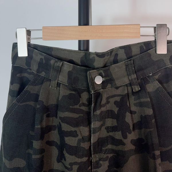 𝟮𝟲𝟰𝟬𝟭 城市裡的迷彩林翻蓋口袋褶皺工裝七分褲 
