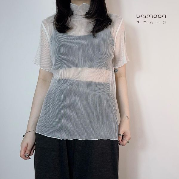 𝟮𝟲𝟰𝟬𝟰 空氣感直條捲邊透膚上衣 