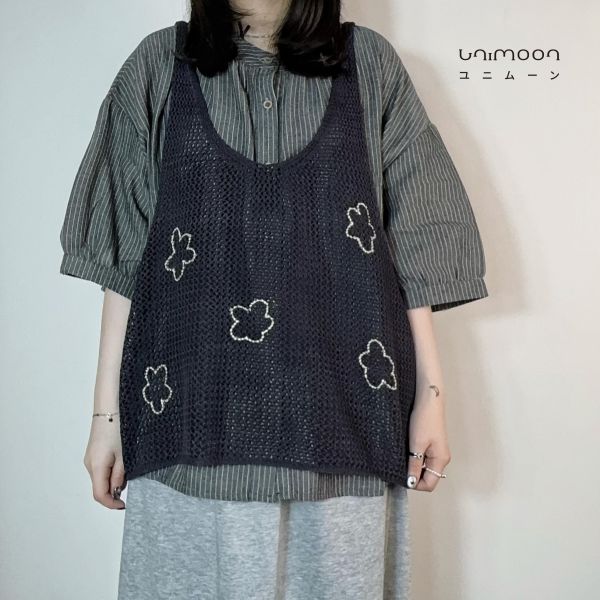 𝟮𝟲𝟰𝟭𝟬 雲朵小花刺繡鏤空U領背心 