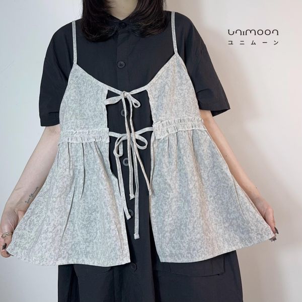 𝟮𝟲𝟯𝟭𝟵 雪花紛飛灰色系木耳邊雙綁帶背心 